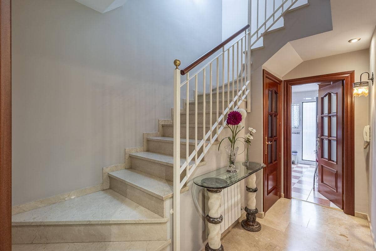 4 slaapkamer Rijtjeshuis te koop in Granada stad met garage - € 335.000 (Ref: 9335275)