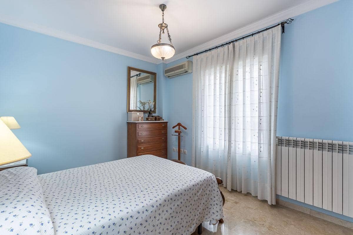 4 slaapkamer Rijtjeshuis te koop in Granada stad met garage - € 335.000 (Ref: 9335275)
