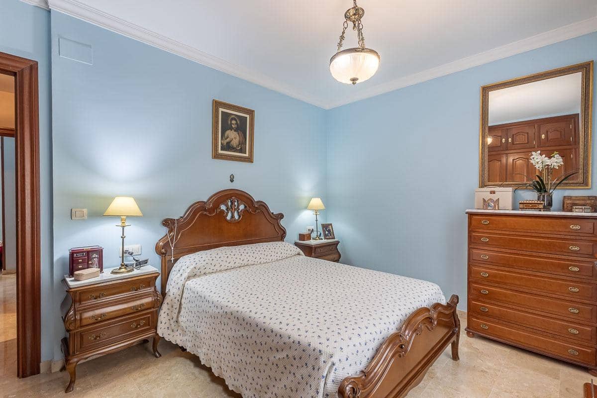 4 slaapkamer Rijtjeshuis te koop in Granada stad met garage - € 335.000 (Ref: 9335275)