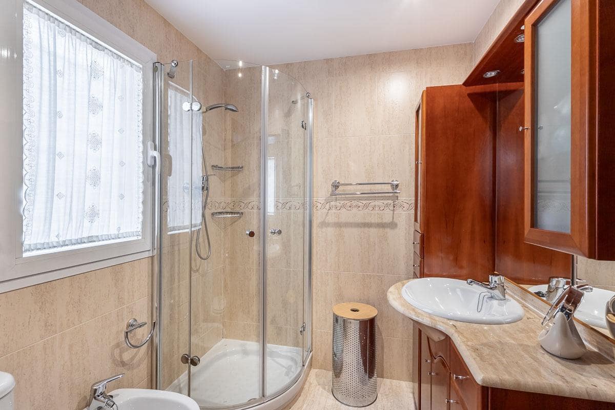 4 slaapkamer Rijtjeshuis te koop in Granada stad met garage - € 335.000 (Ref: 9335275)