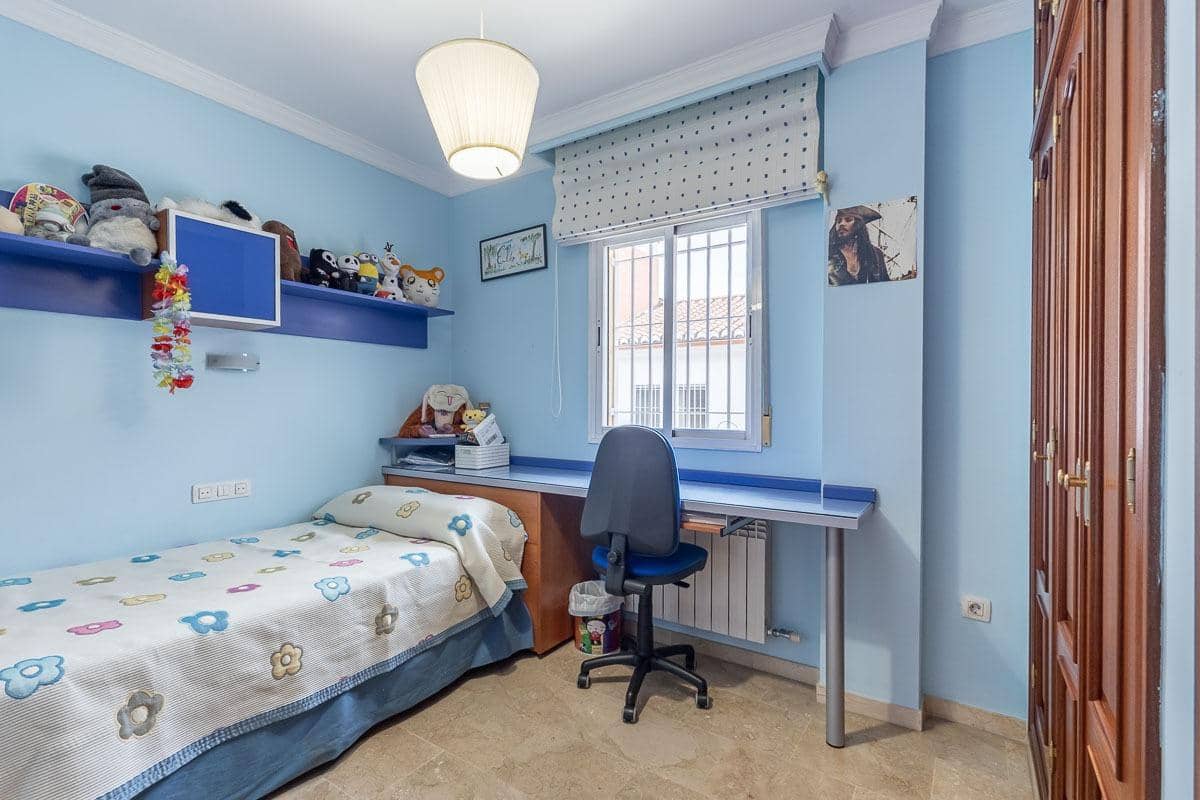 4 slaapkamer Rijtjeshuis te koop in Granada stad met garage - € 335.000 (Ref: 9335275)