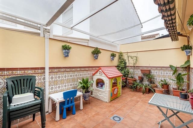 4 slaapkamer Rijtjeshuis te koop in Granada stad met garage - € 335.000 (Ref: 9335275)