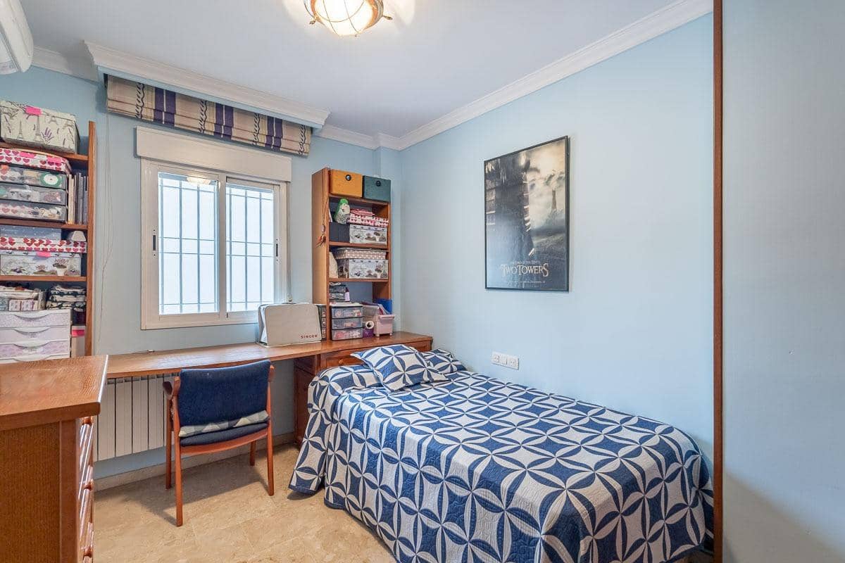 4 slaapkamer Rijtjeshuis te koop in Granada stad met garage - € 335.000 (Ref: 9335275)