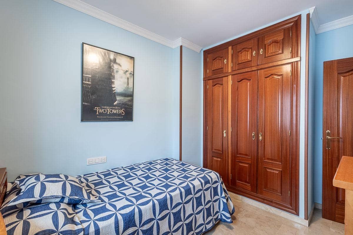 4 slaapkamer Rijtjeshuis te koop in Granada stad met garage - € 335.000 (Ref: 9335275)