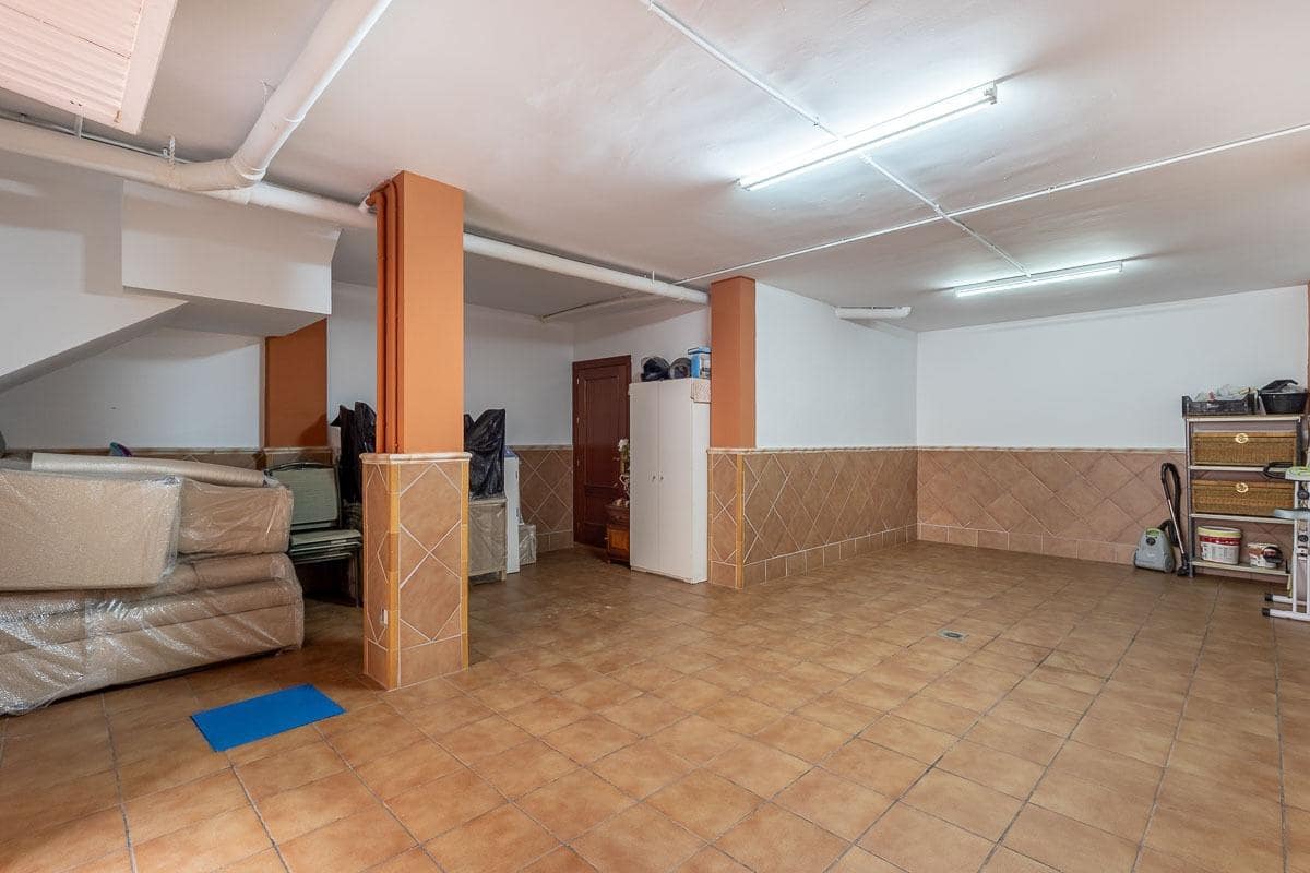 4 slaapkamer Rijtjeshuis te koop in Granada stad met garage - € 335.000 (Ref: 9335275)