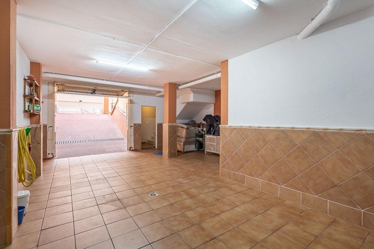 4 slaapkamer Rijtjeshuis te koop in Granada stad met garage - € 335.000 (Ref: 9335275)