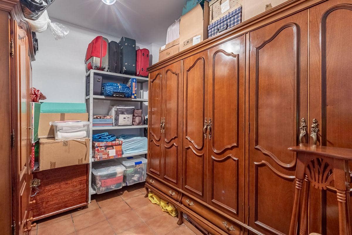 4 slaapkamer Rijtjeshuis te koop in Granada stad met garage - € 335.000 (Ref: 9335275)