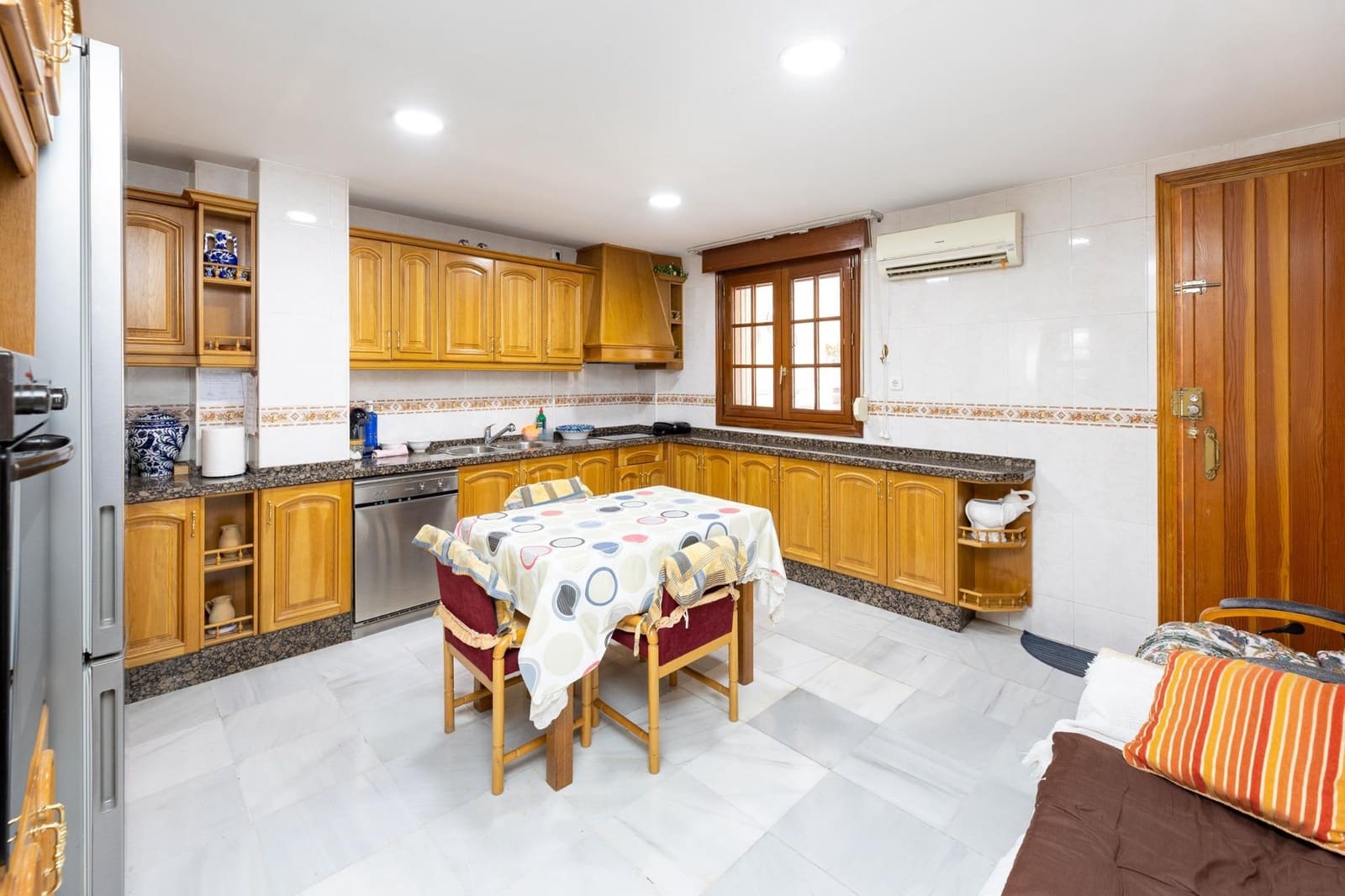 7 bedroom Villa for sale in Maracena with garage - € 490,000 (Ref: 9345005)