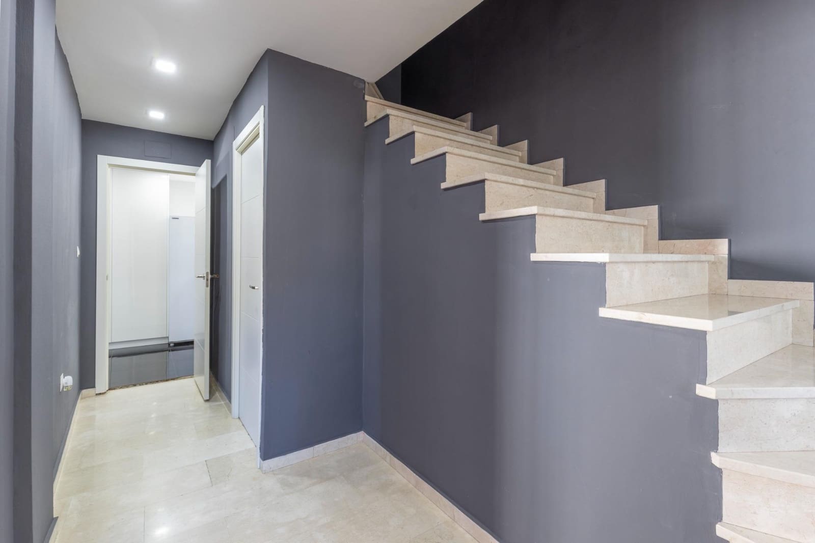 4 bedroom Semi-detached Villa for sale in Las Gabias with pool garage - € 290,000 (Ref: 9353546)