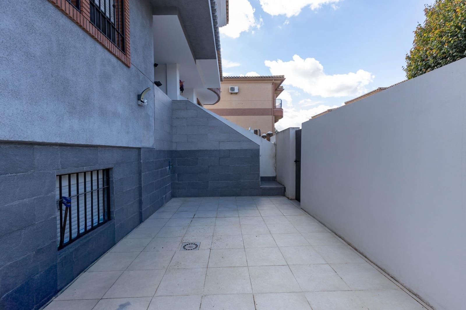 4 bedroom Semi-detached Villa for sale in Las Gabias with pool garage - € 290,000 (Ref: 9353546)