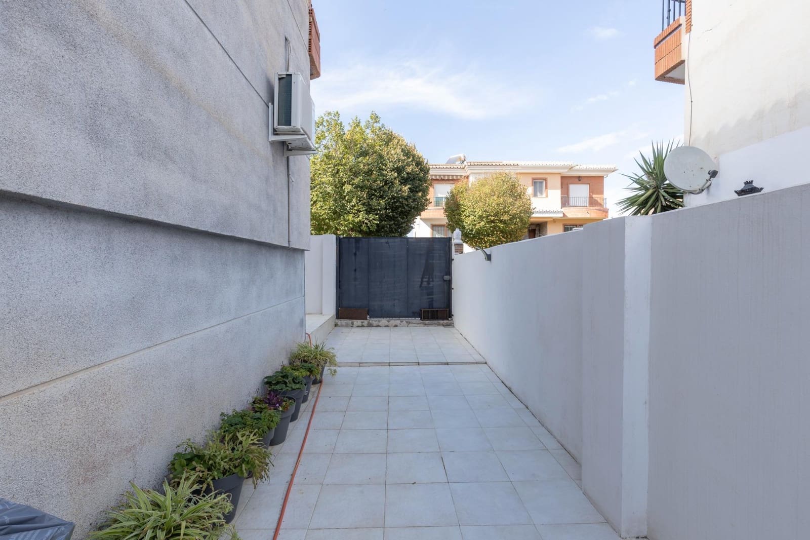 4 bedroom Semi-detached Villa for sale in Las Gabias with pool garage - € 290,000 (Ref: 9353546)