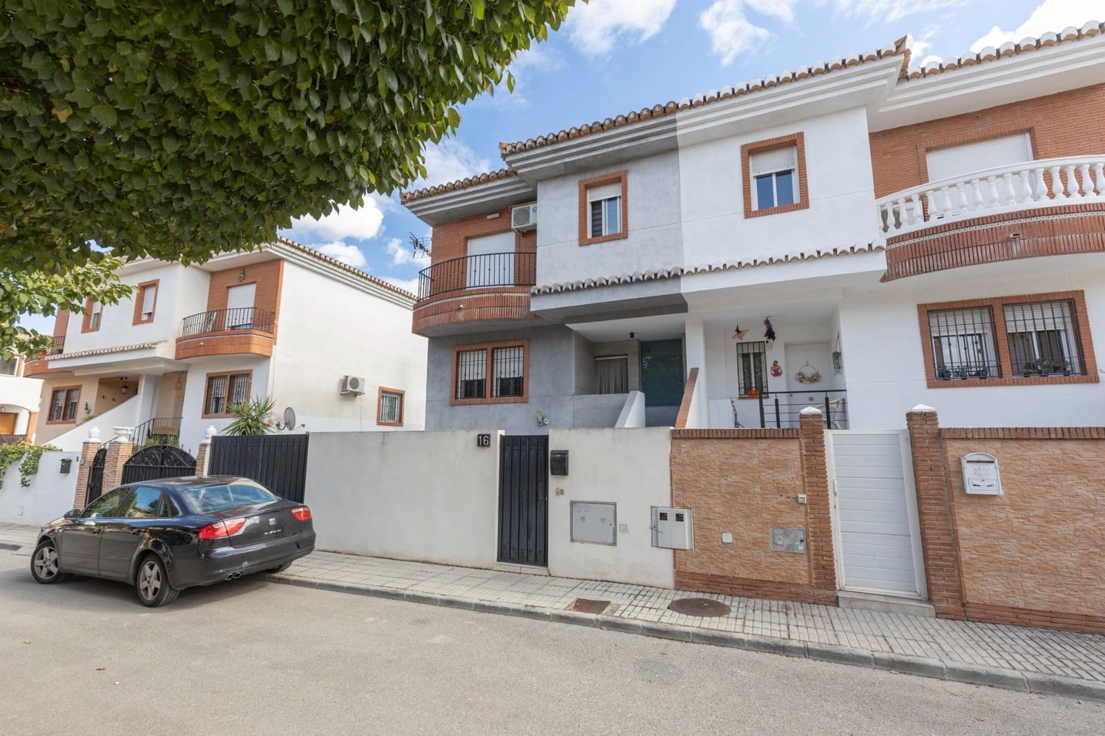 4 bedroom Semi-detached Villa for sale in Las Gabias with pool garage - € 290,000 (Ref: 9353546)