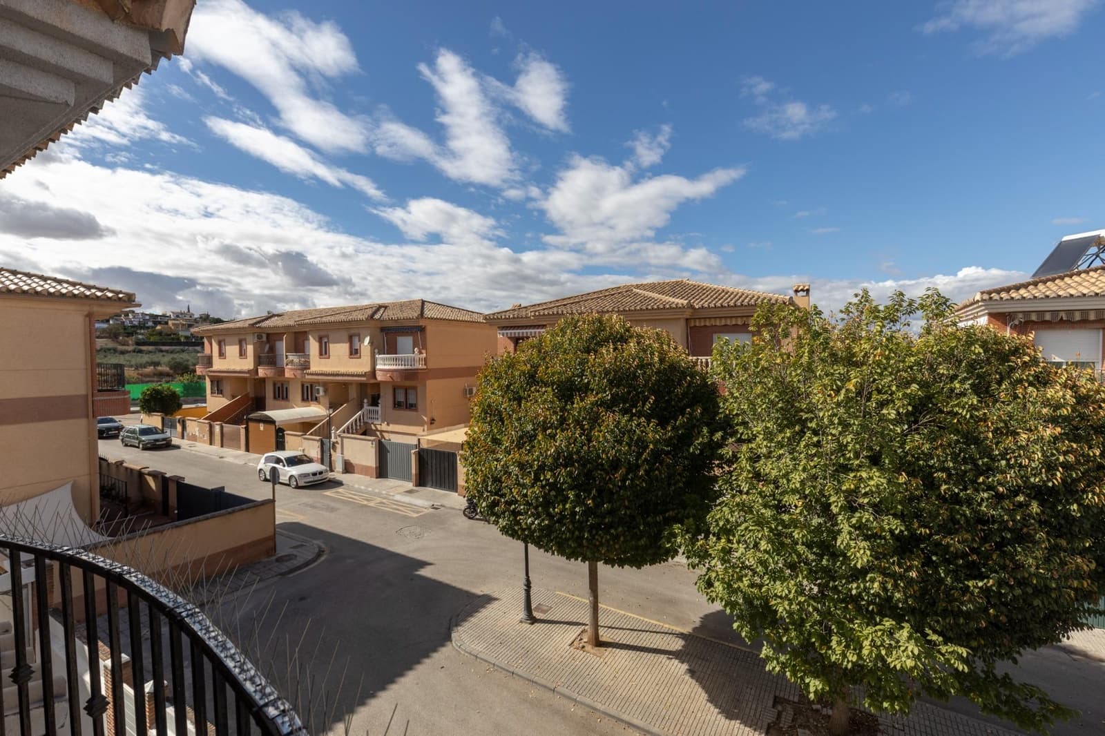 4 bedroom Semi-detached Villa for sale in Las Gabias with pool garage - € 290,000 (Ref: 9353546)