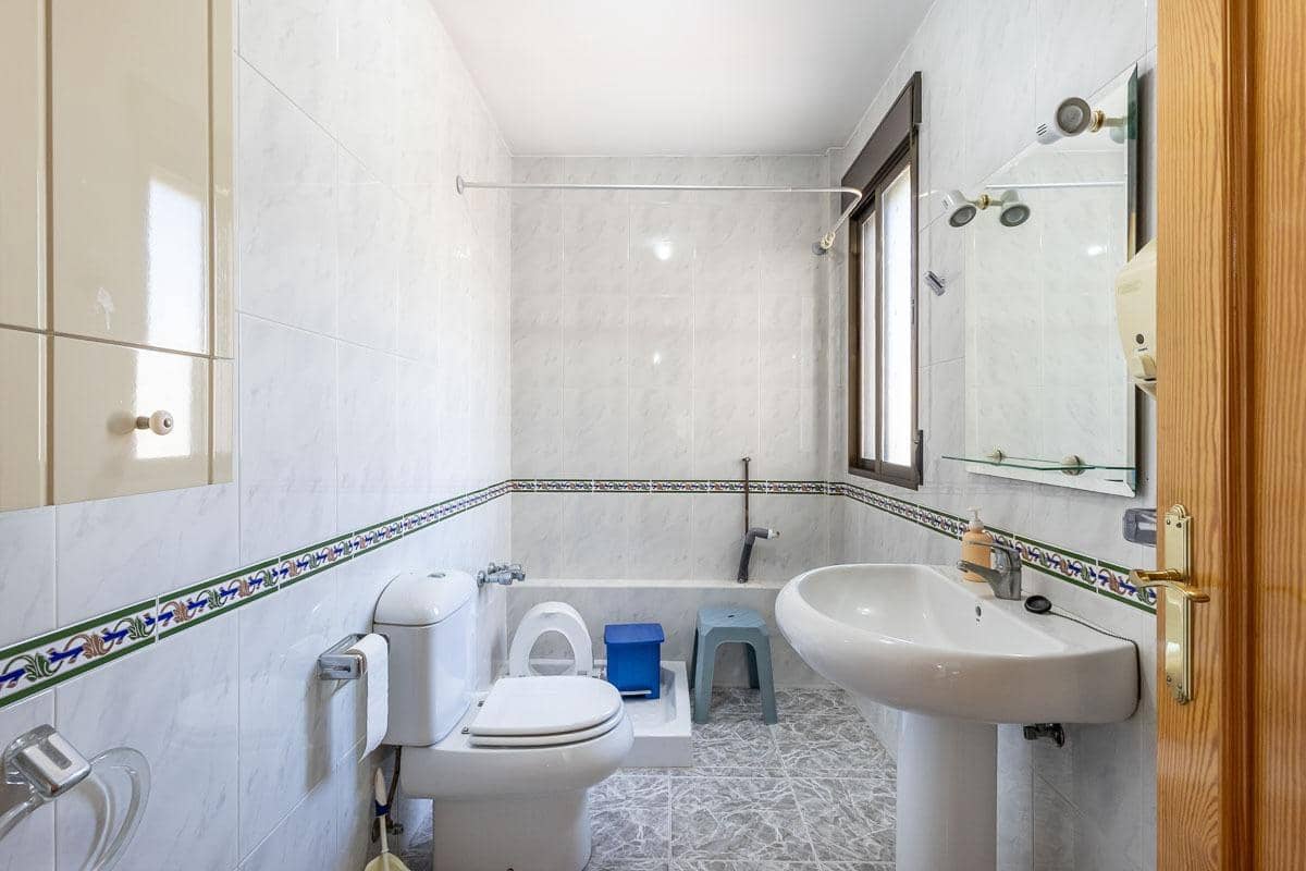 3 makuuhuone Huvila myytävänä paikassa Ogijares mukana 
autotalli - 395 000 € (Ref: 9375475)