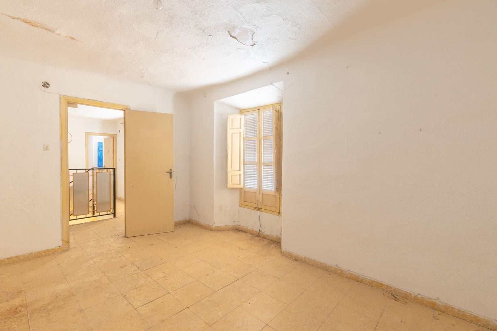 6 bedroom Townhouse for sale in Gojar with garage - € 140,000 (Ref: 9382762)