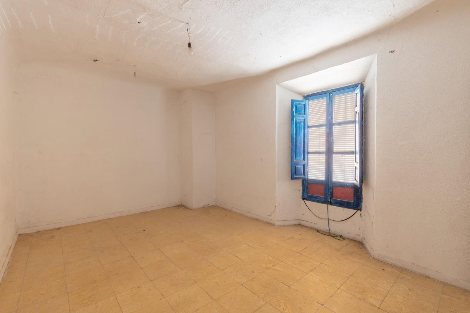 6 bedroom Townhouse for sale in Gojar with garage - € 140,000 (Ref: 9382762)