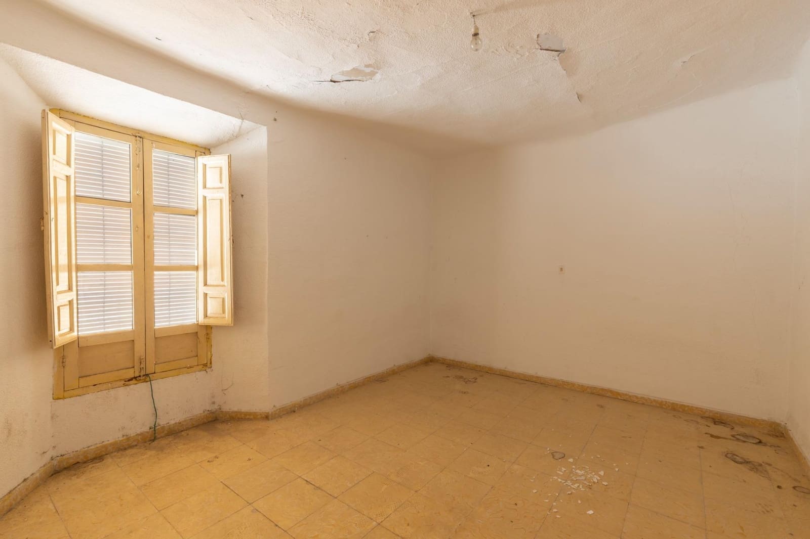 6 bedroom Townhouse for sale in Gojar with garage - € 140,000 (Ref: 9382762)