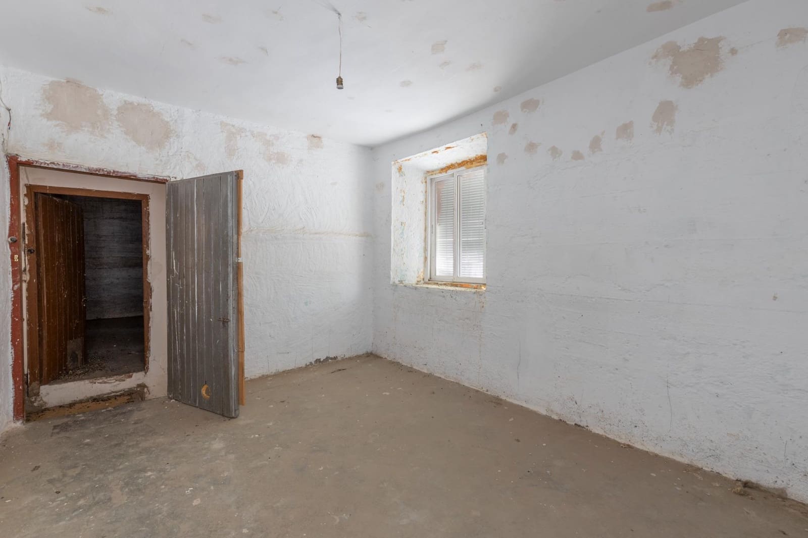 6 bedroom Townhouse for sale in Gojar with garage - € 140,000 (Ref: 9382762)