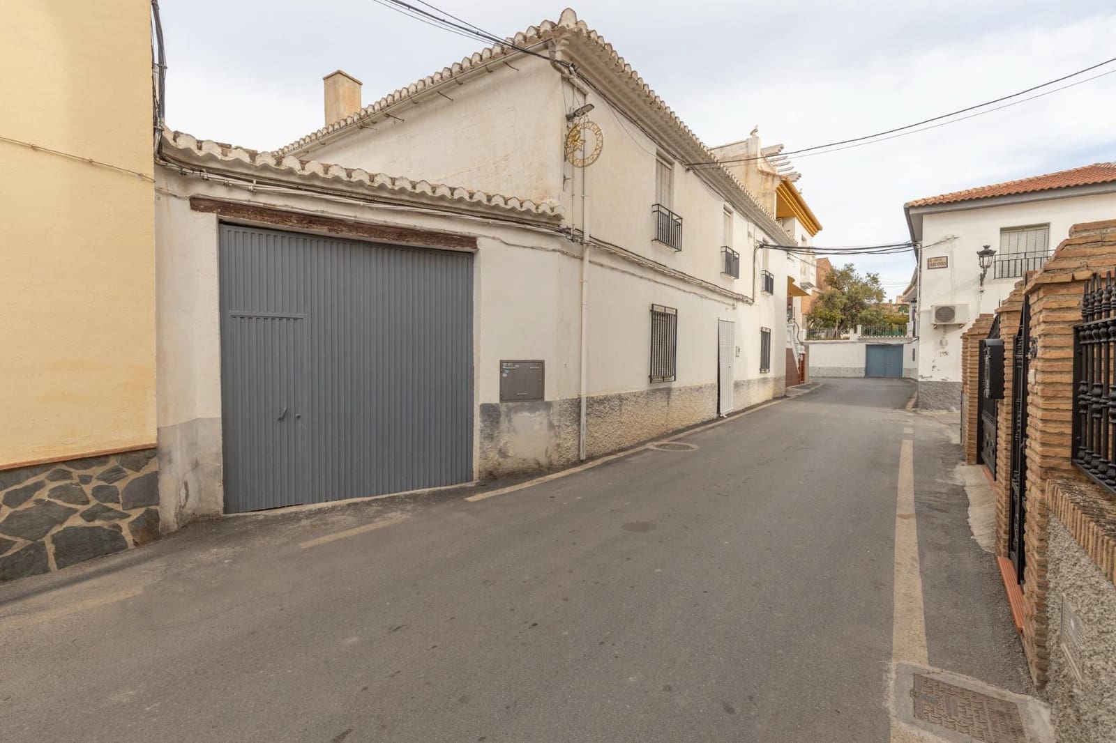 6 bedroom Townhouse for sale in Gojar with garage - € 140,000 (Ref: 9382762)