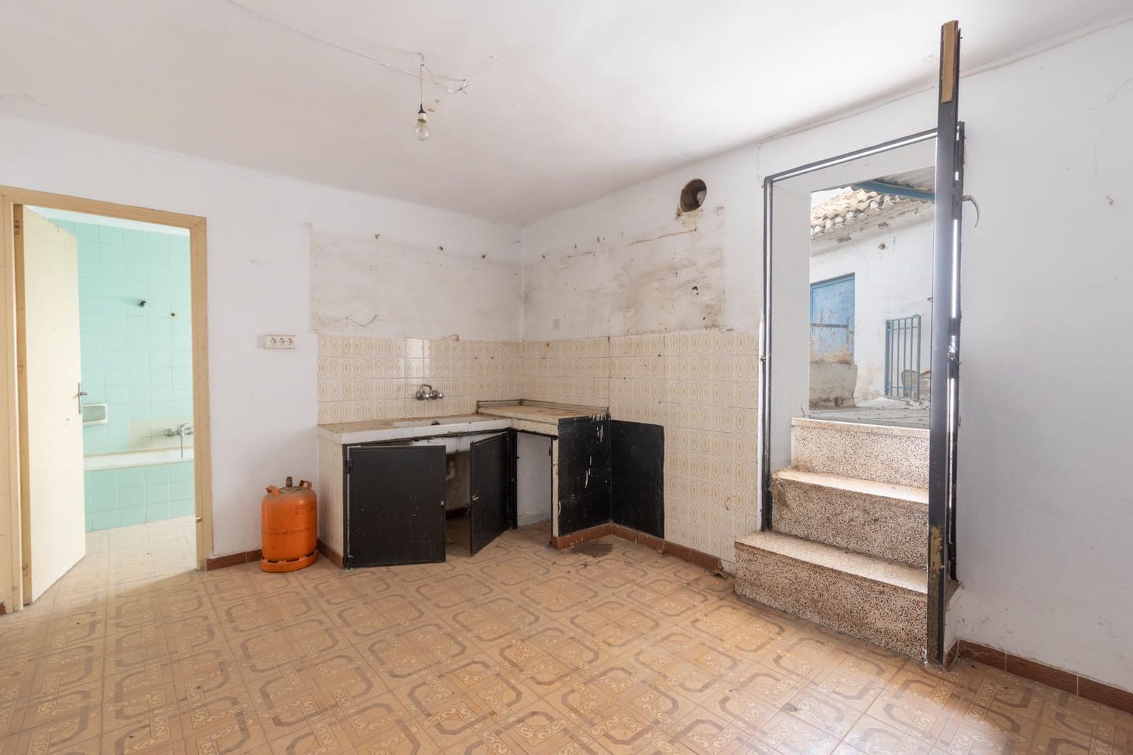6 bedroom Townhouse for sale in Gojar with garage - € 140,000 (Ref: 9382762)