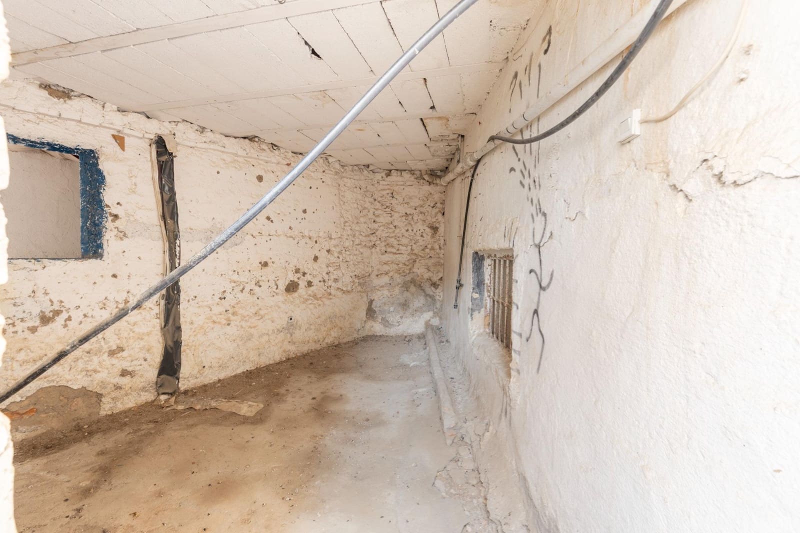 6 bedroom Townhouse for sale in Gojar with garage - € 140,000 (Ref: 9382762)