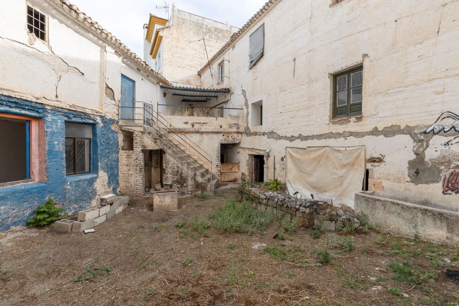 6 bedroom Townhouse for sale in Gojar with garage - € 140,000 (Ref: 9382762)
