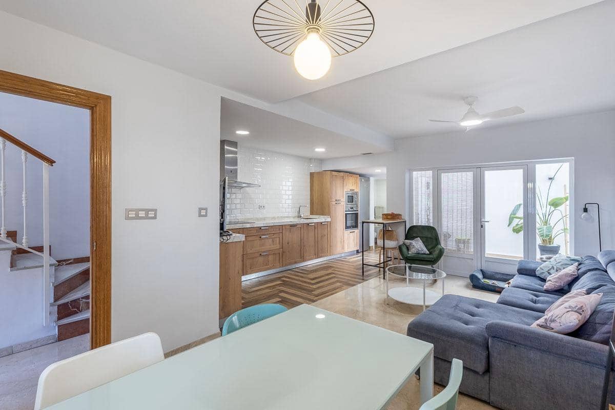 4 sypialnia Dom na sprzedaż w Miasto Grenada z garażem - 470 000 € (Ref: 9386225)