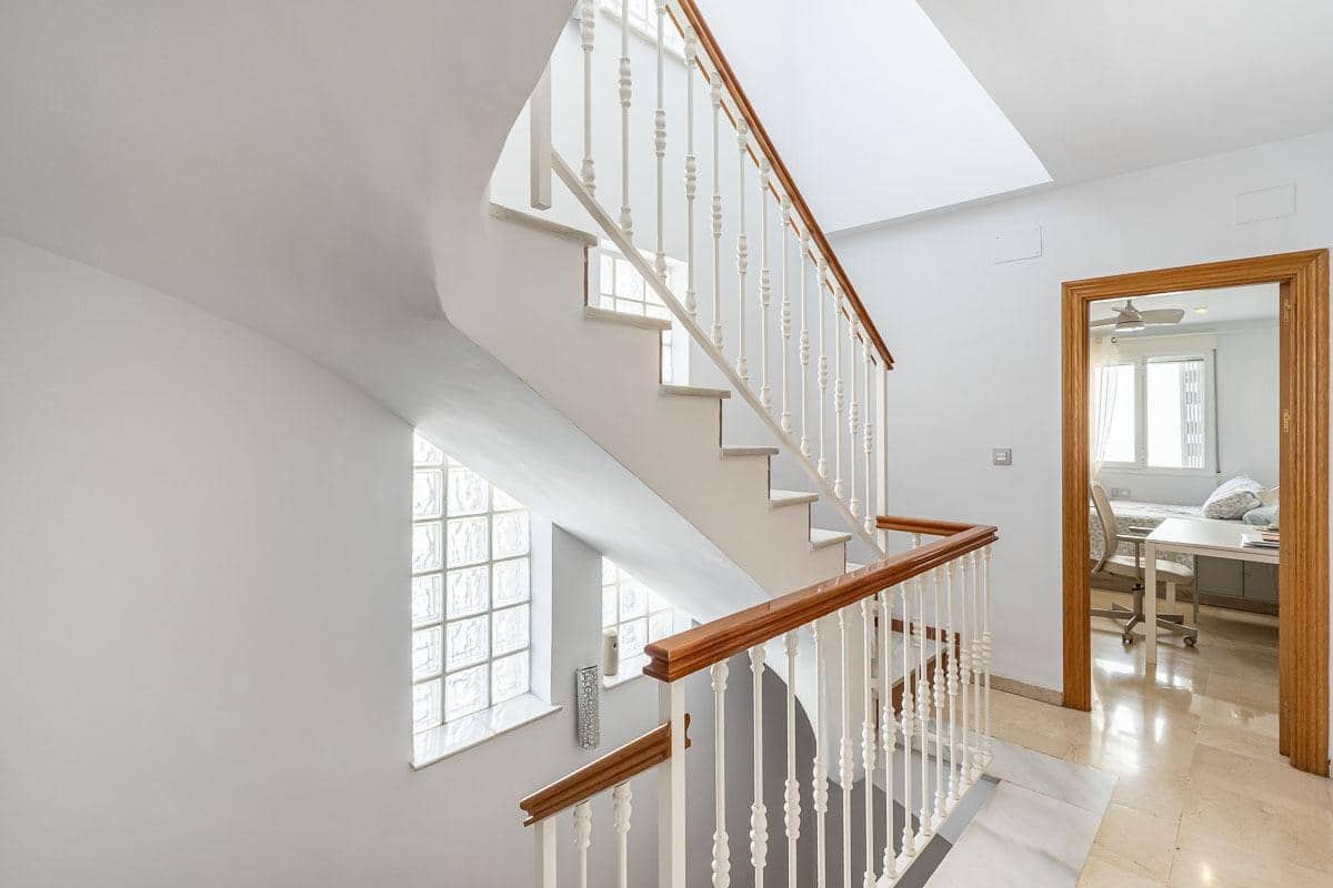 4 sypialnia Dom na sprzedaż w Miasto Grenada z garażem - 470 000 € (Ref: 9386225)