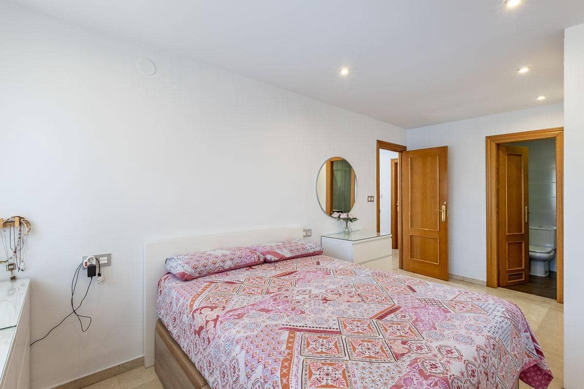 4 sypialnia Dom na sprzedaż w Miasto Grenada z garażem - 470 000 € (Ref: 9386225)