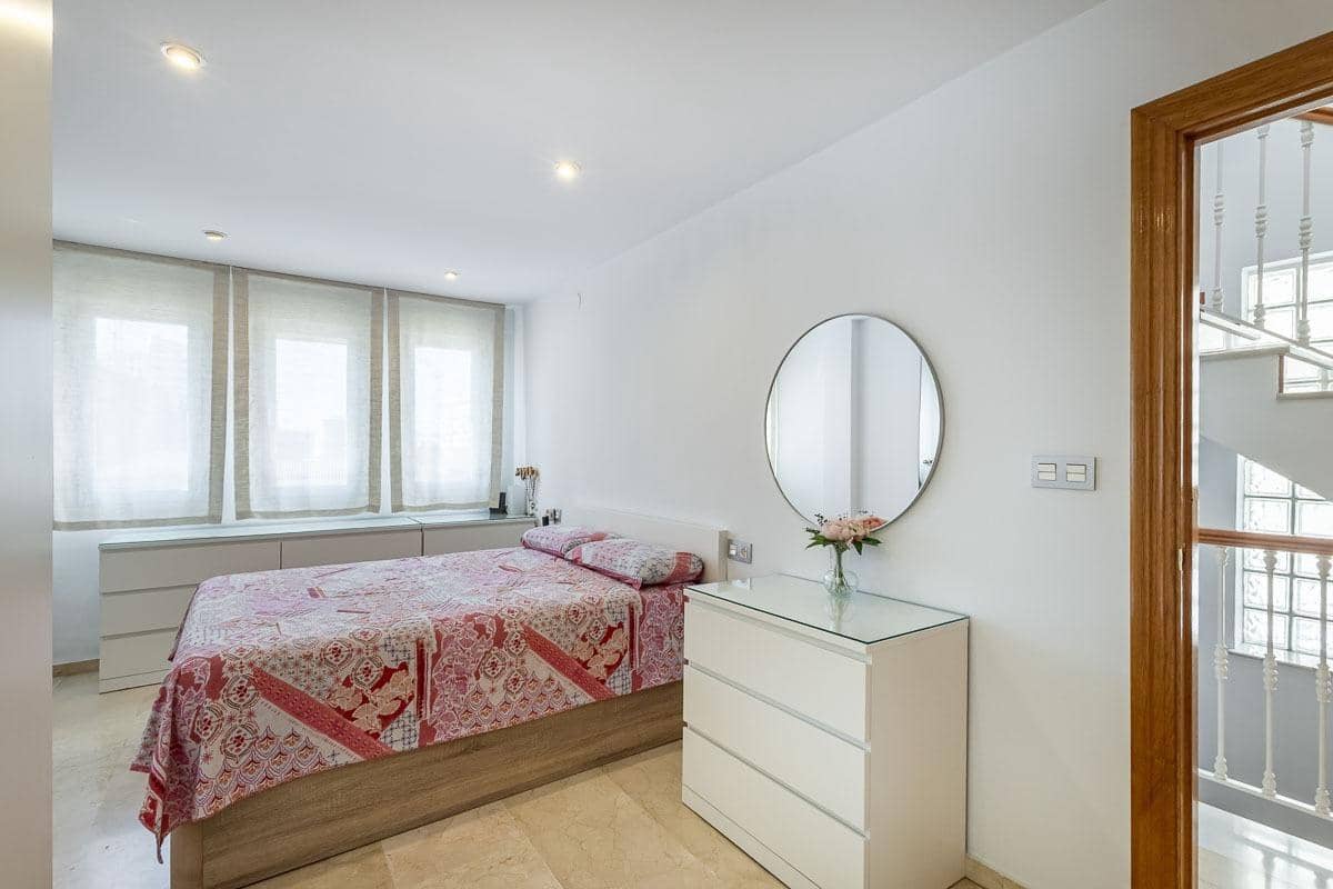 4 sypialnia Dom na sprzedaż w Miasto Grenada z garażem - 470 000 € (Ref: 9386225)