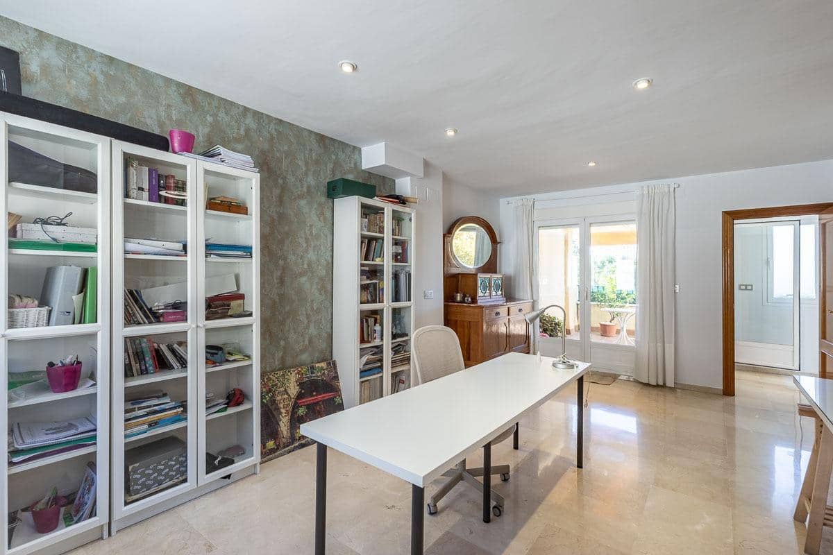 4 sypialnia Dom na sprzedaż w Miasto Grenada z garażem - 470 000 € (Ref: 9386225)