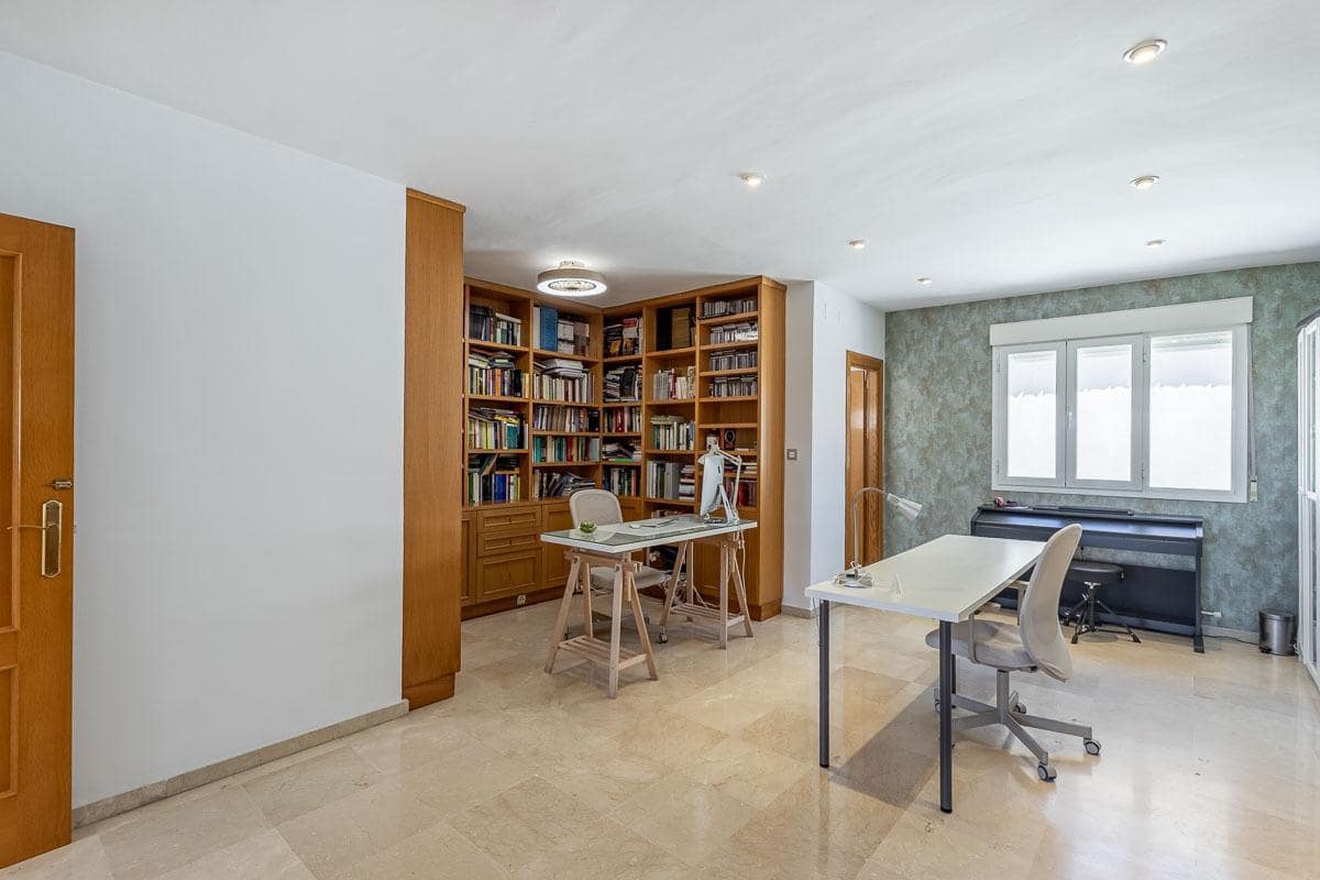 4 sypialnia Dom na sprzedaż w Miasto Grenada z garażem - 470 000 € (Ref: 9386225)