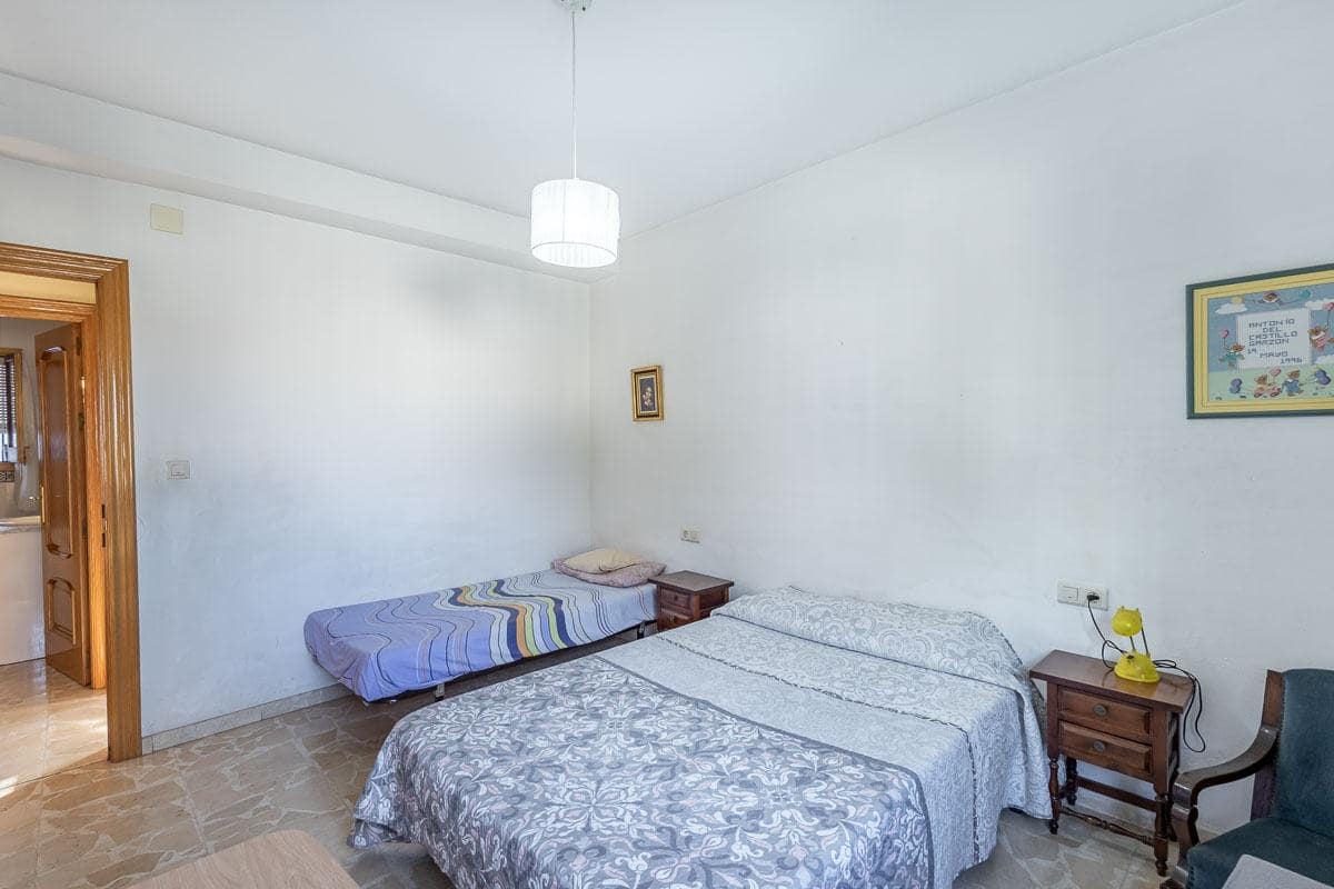 4 bedroom Villa for sale in Granada city with pool garage - € 470,000 (Ref: 9386226)