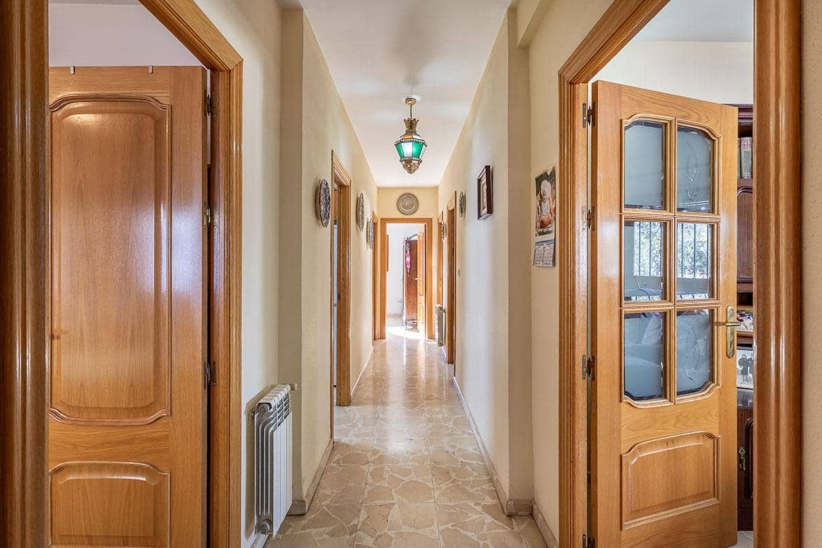 4 bedroom Villa for sale in Granada city with pool garage - € 470,000 (Ref: 9386226)