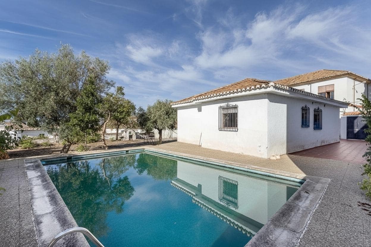 4 bedroom Villa for sale in Granada city with pool garage - € 470,000 (Ref: 9386226)