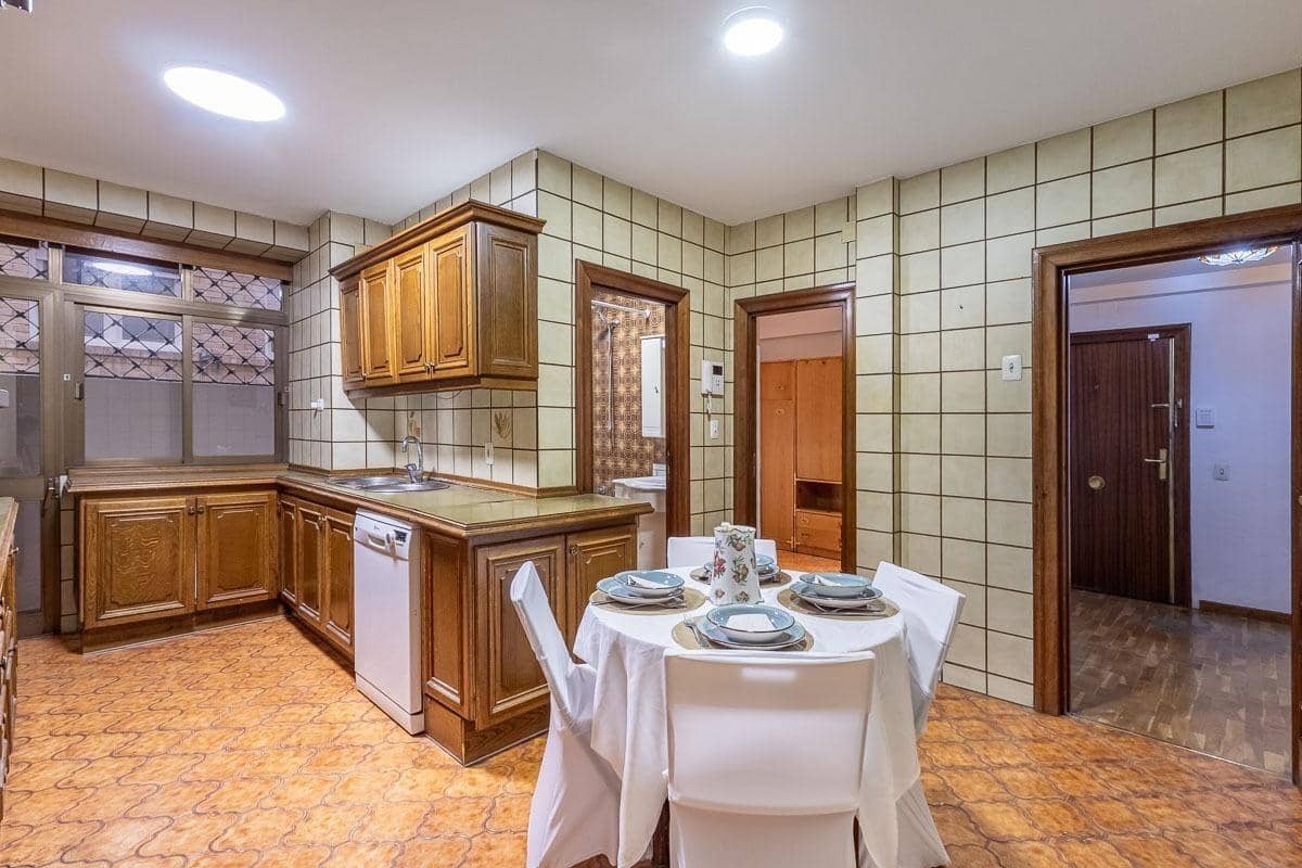5 bedroom Flat for sale in Granada city - € 380,000 (Ref: 9390587)