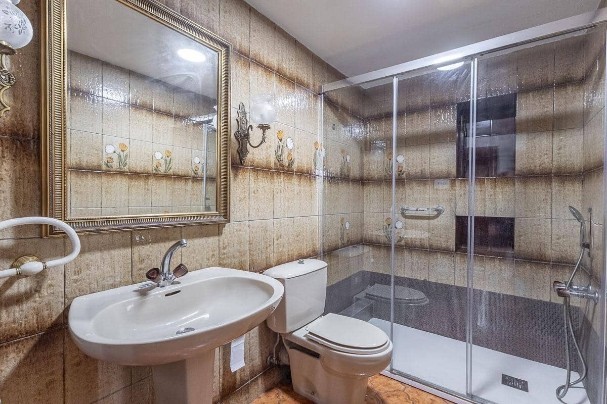 5 bedroom Flat for sale in Granada city - € 380,000 (Ref: 9390587)