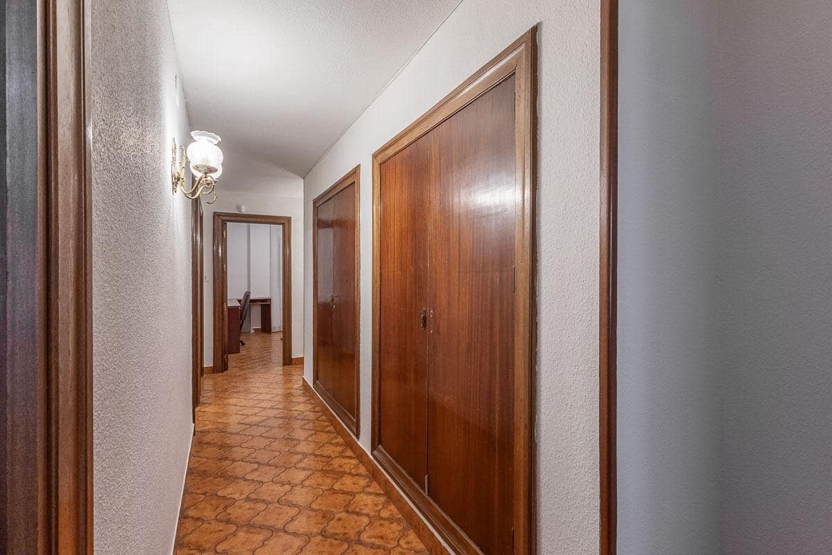 5 bedroom Flat for sale in Granada city - € 380,000 (Ref: 9390587)