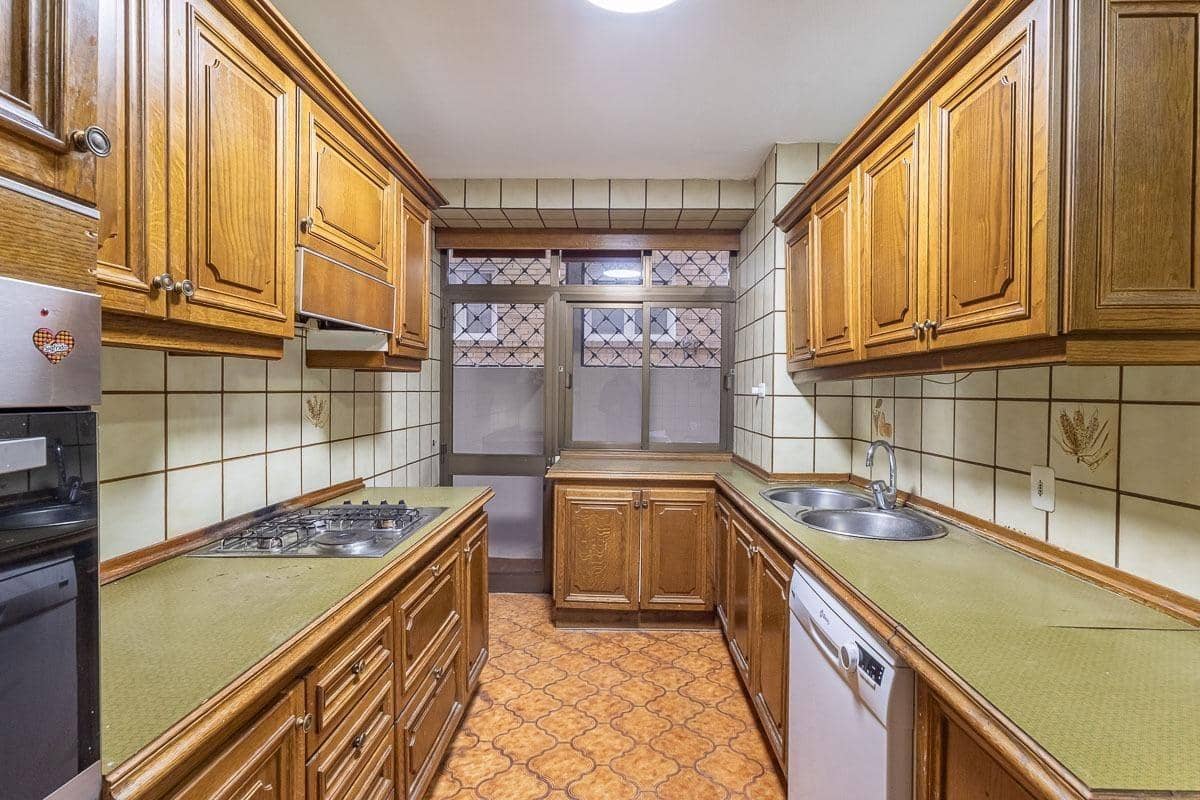 5 bedroom Flat for sale in Granada city - € 380,000 (Ref: 9390587)