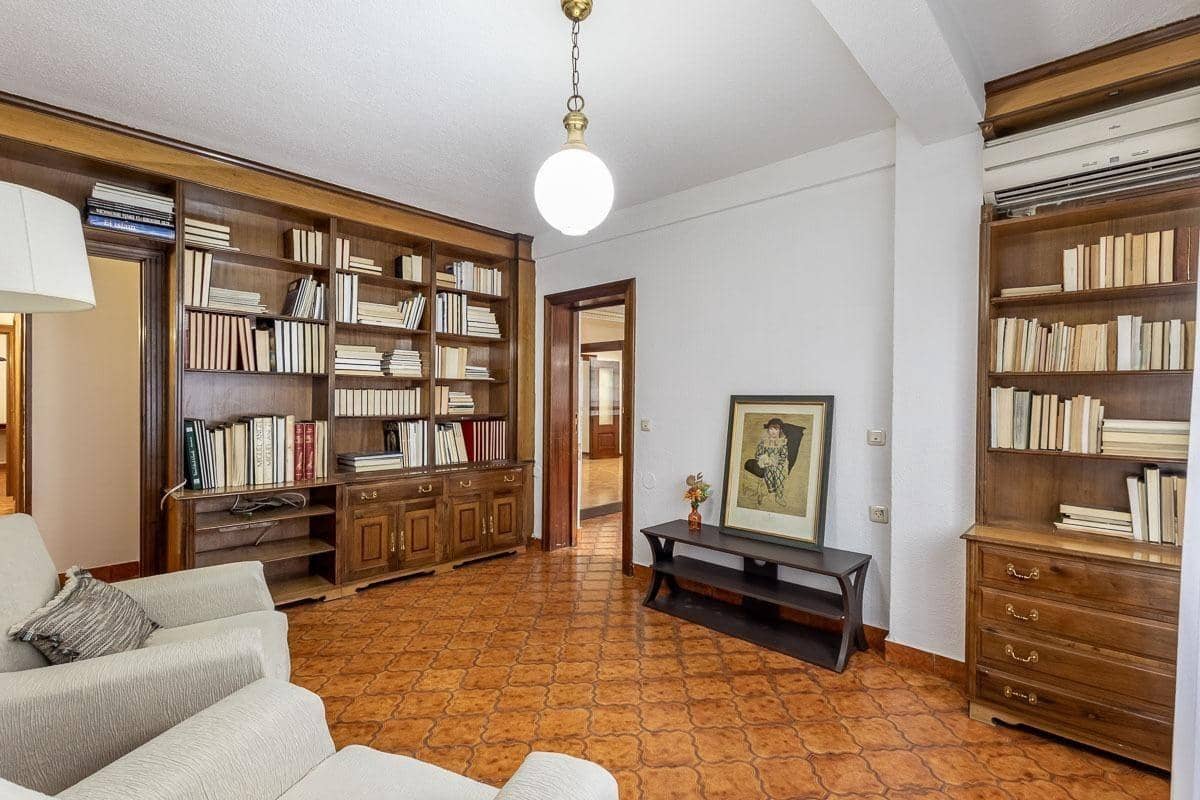 5 bedroom Flat for sale in Granada city - € 380,000 (Ref: 9390587)