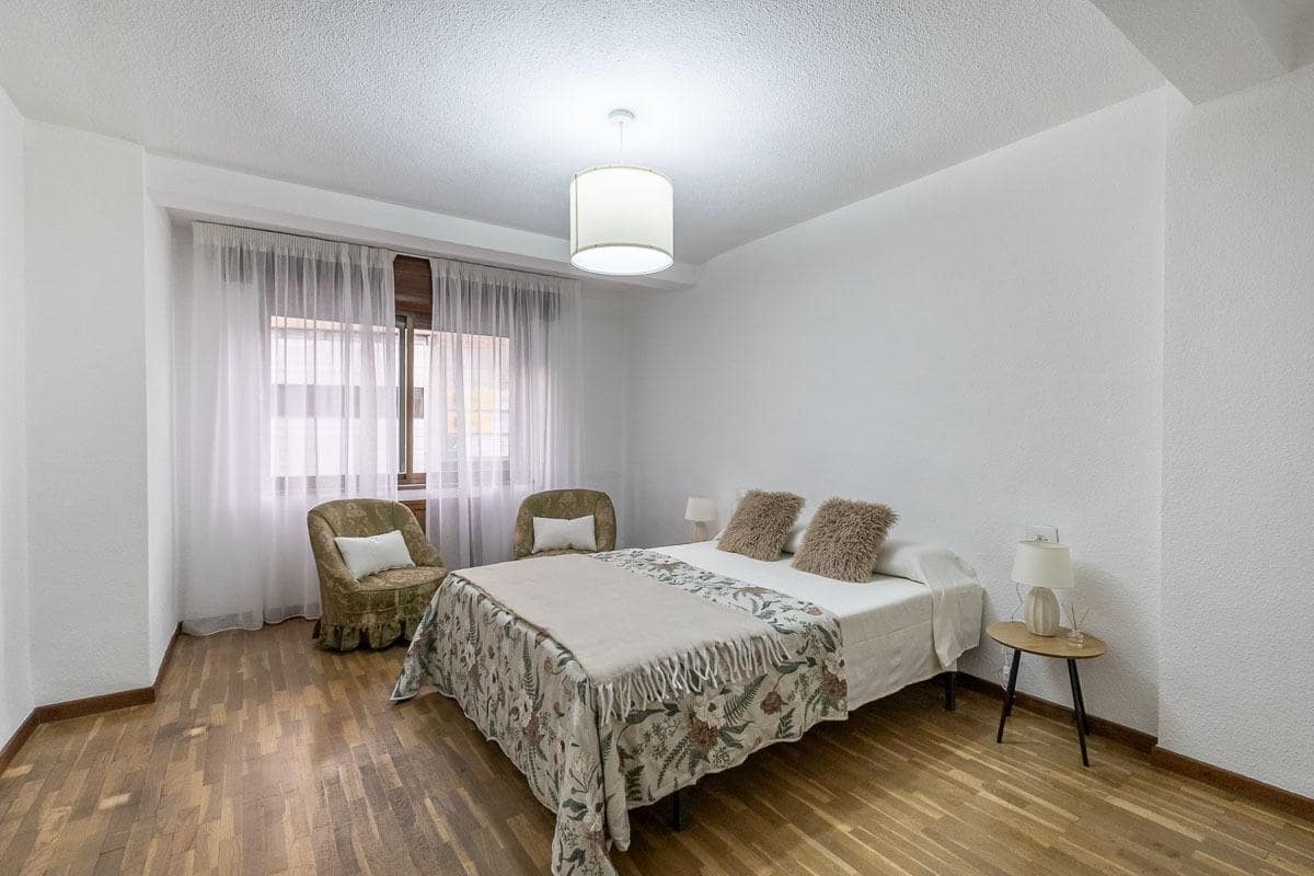 5 bedroom Flat for sale in Granada city - € 380,000 (Ref: 9390587)