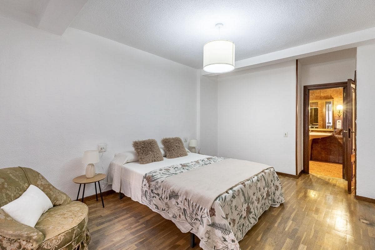 5 bedroom Flat for sale in Granada city - € 380,000 (Ref: 9390587)