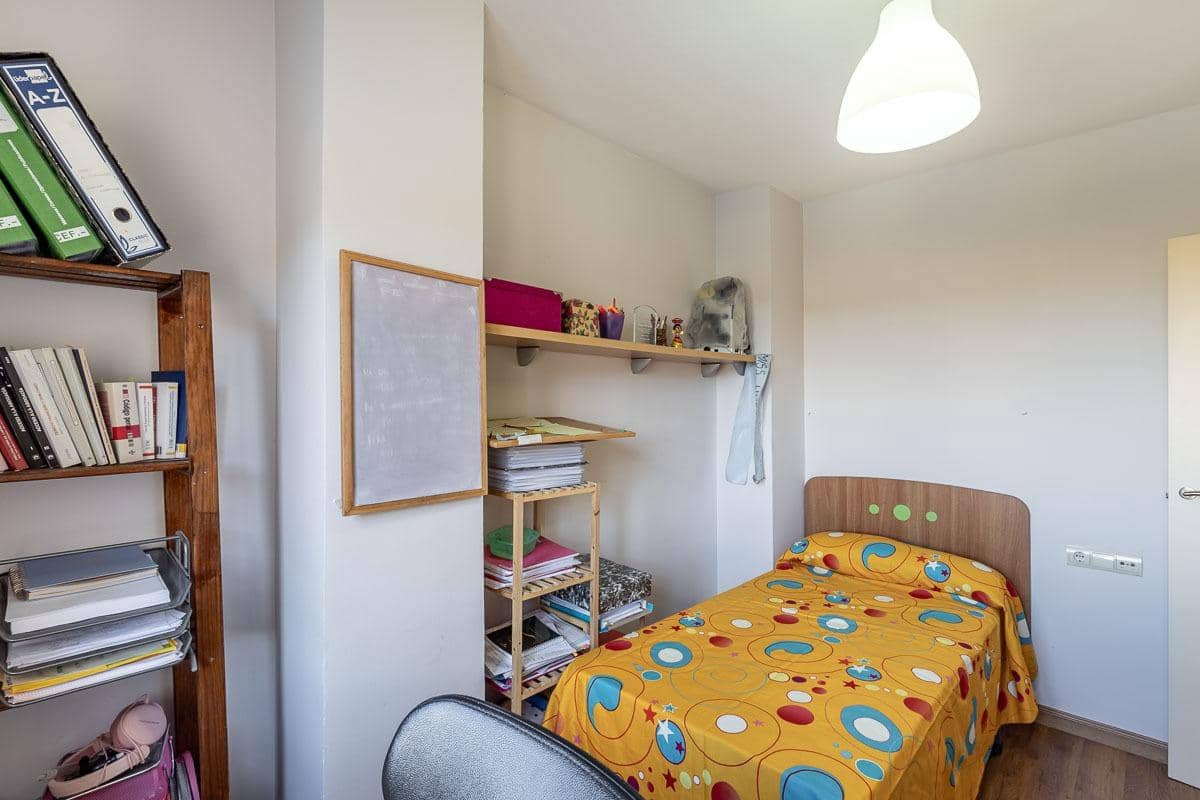 4 bedroom Flat for sale in Granada city - € 280,000 (Ref: 9400837)