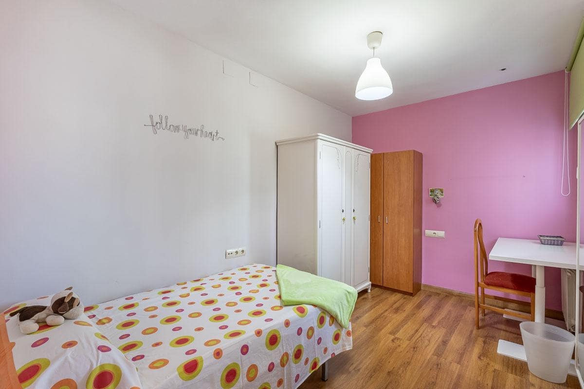 4 bedroom Flat for sale in Granada city - € 280,000 (Ref: 9400837)