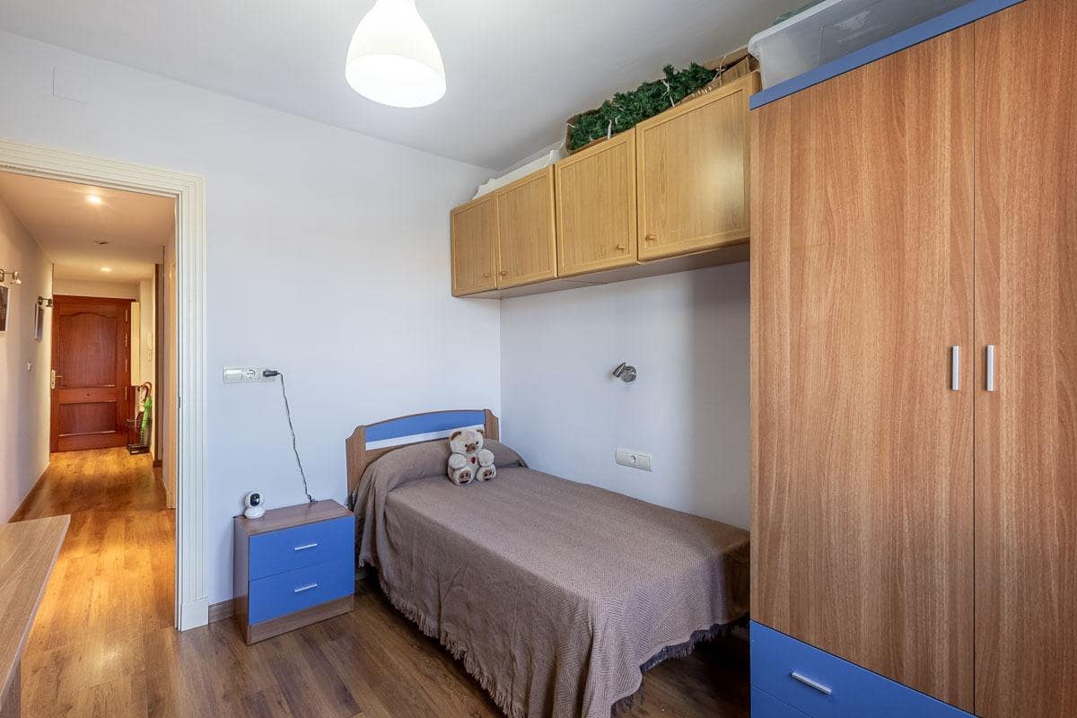 4 bedroom Flat for sale in Granada city - € 280,000 (Ref: 9400837)