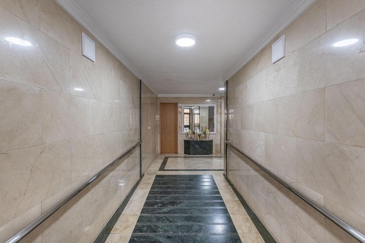 4 bedroom Flat for sale in Granada city - € 280,000 (Ref: 9400837)