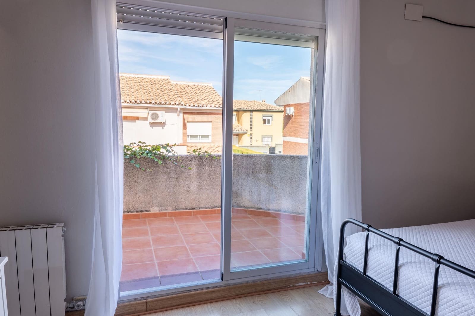 4 sypialnia Dom blizniak na sprzedaż w Huetor Vega z basenem - 390 000 € (Ref: 9406645)