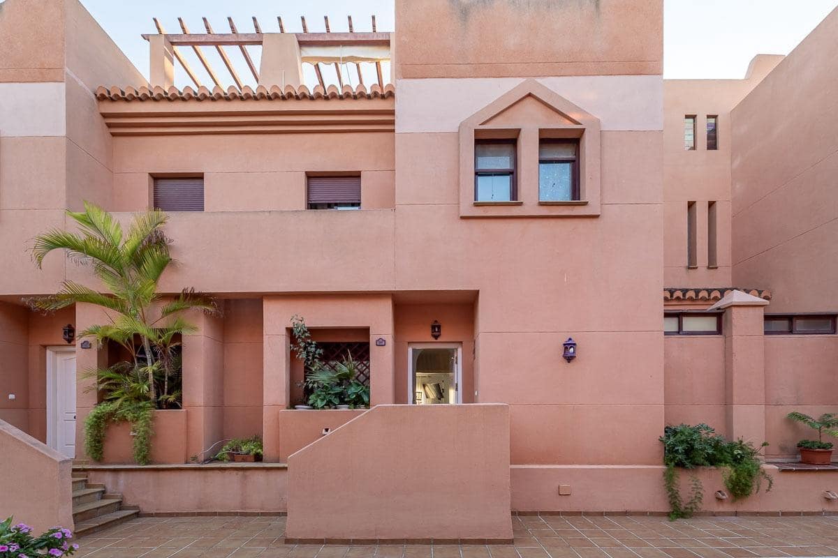 5 soveværelse Rækkehus til salg i Motril med swimmingpool garage - € 587.000 (Ref: 9406650)