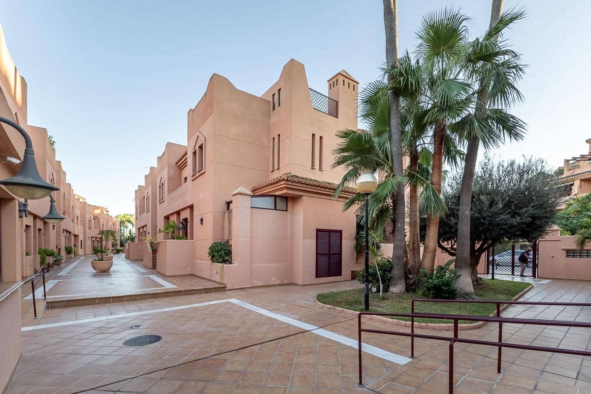 5 soveværelse Rækkehus til salg i Motril med swimmingpool garage - € 587.000 (Ref: 9406650)