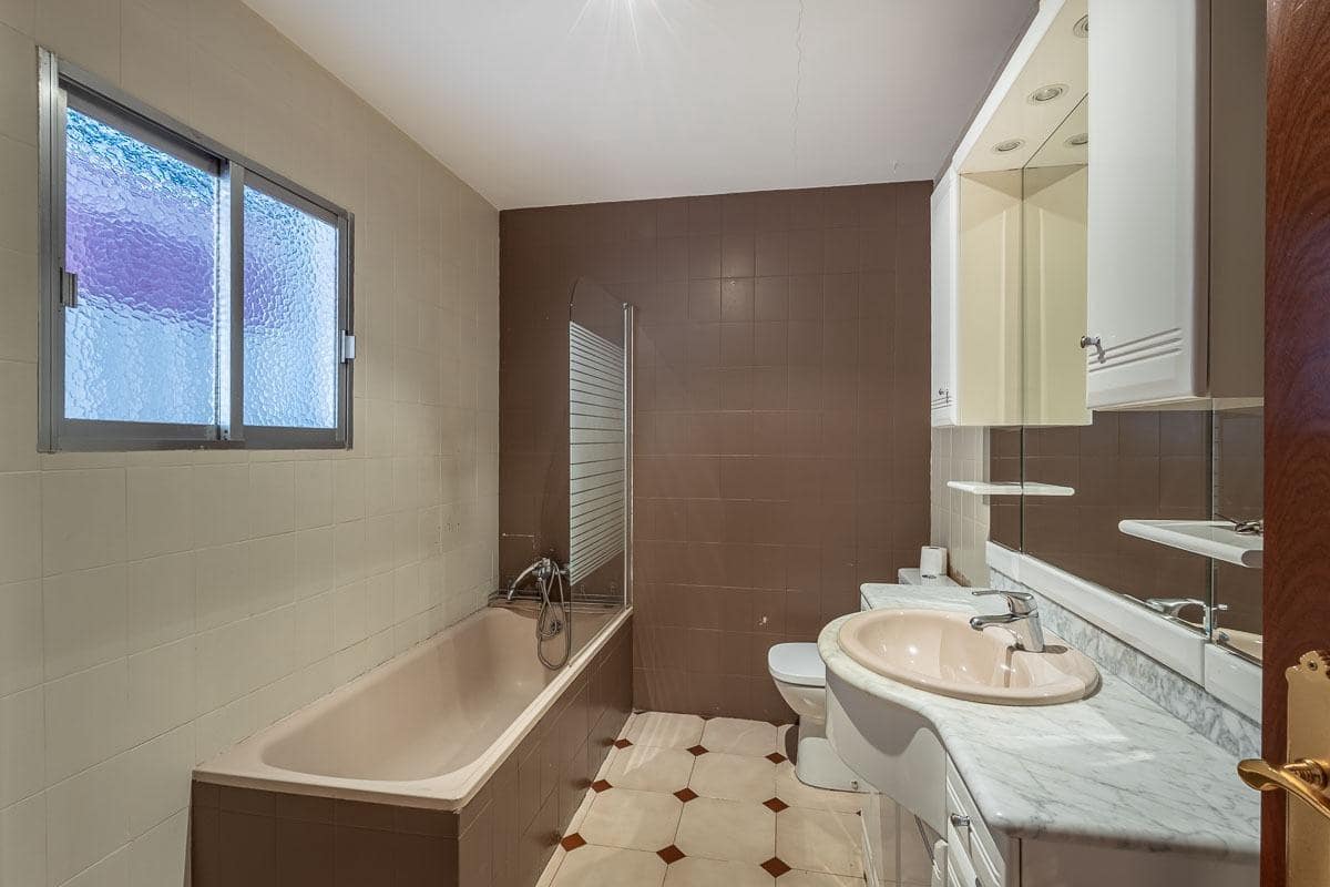 5 slaapkamer Rijtjeshuis te koop in Granada stad - € 339.000 (Ref: 9414009)